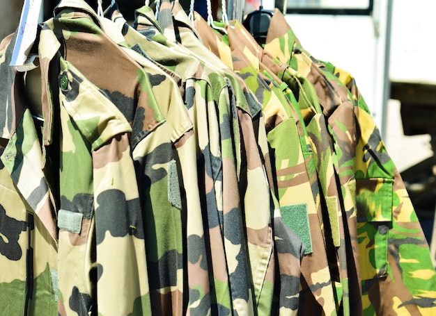 Militaire textieluniform camouflage verkocht op de markt