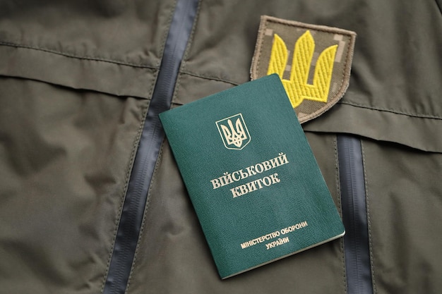 Militaire token of leger ID ticket ligt op groene Oekraïense militaire uniform