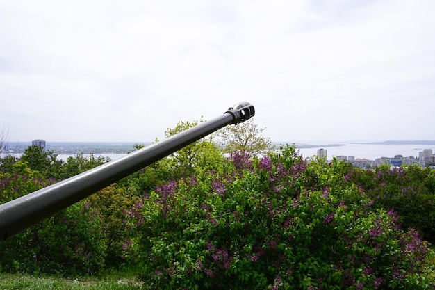 Militaire uitrusting op de achtergrond van een vredige hemel