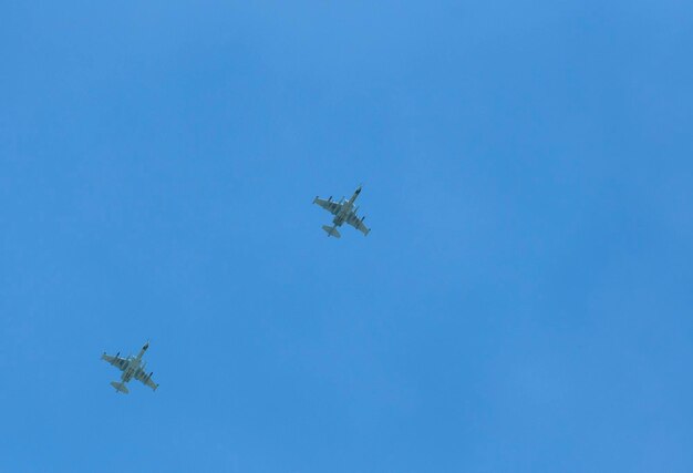 Militaire vliegtuigen SU25 vliegen in de blauwe lucht