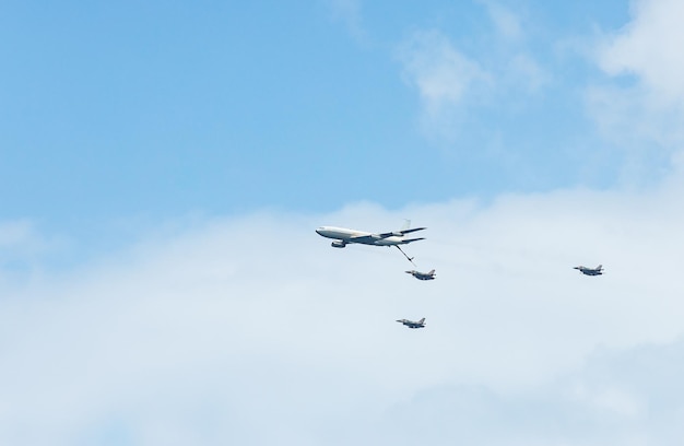 Militaire vliegtuigen tegen de blauwe lucht