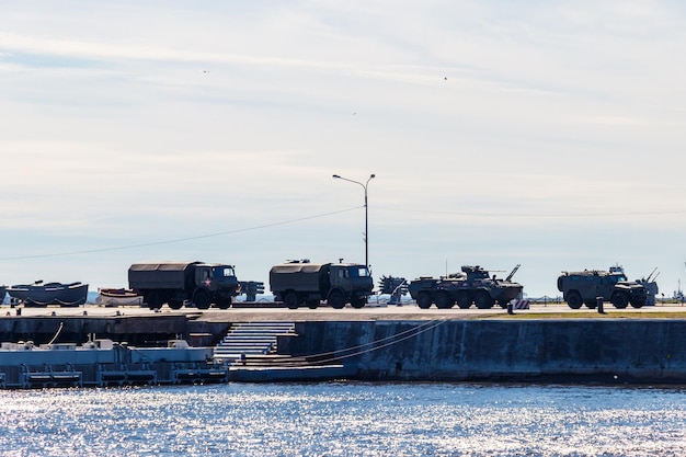 Foto militaire voertuigen op een pier in kronstadt, rusland