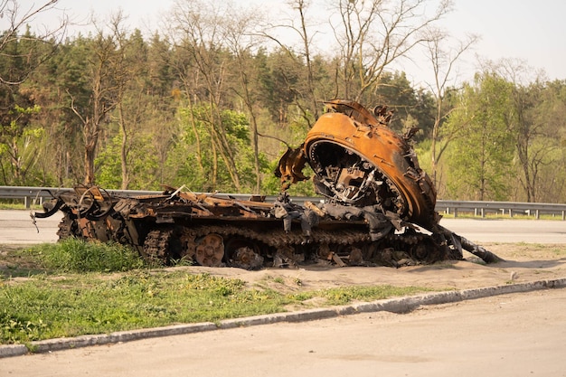 写真 ウクライナの道路上の軍の壊れた機器