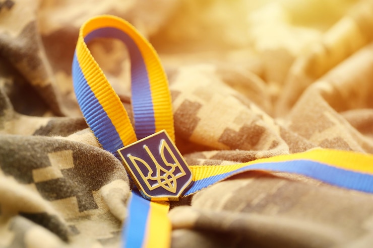 Фотография военная камуфляжная ткань с украинскими нашивками на ленте