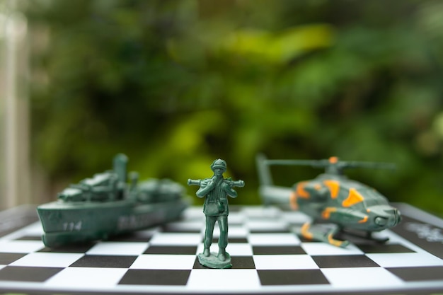 사진 체스판 비즈니스 아이디어와 경쟁 및 전략에 대한 군사 체스 우크라이나와 러시아는 정치적 갈등과 전쟁 개념을 위해