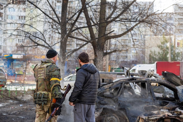 Военные общаются с мирными жителями, пострадавшими после бомбежки Киева Украина