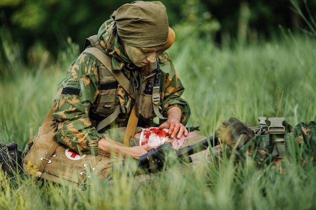 Военный врач, чтобы помочь раненому солдату