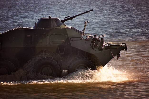 Equipaggiamento militare alla manifestazione in acqua