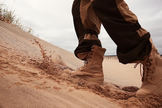 Esercitazioni militari nel deserto / gambe con stivali dell'esercito, soldati del deserto Foto Premium