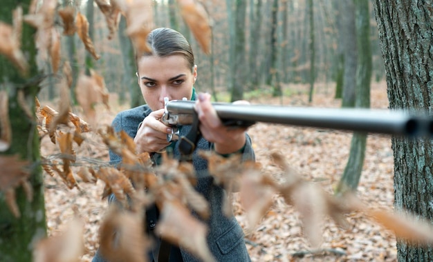 Moda militare canna di fucile realizzazioni di obiettivi ragazza con caccia fucile caccia negozio di armi caccia femminile