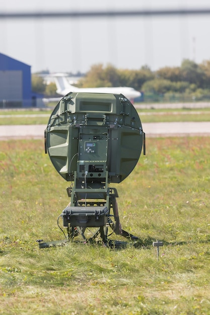 Photo a military green radar on the field