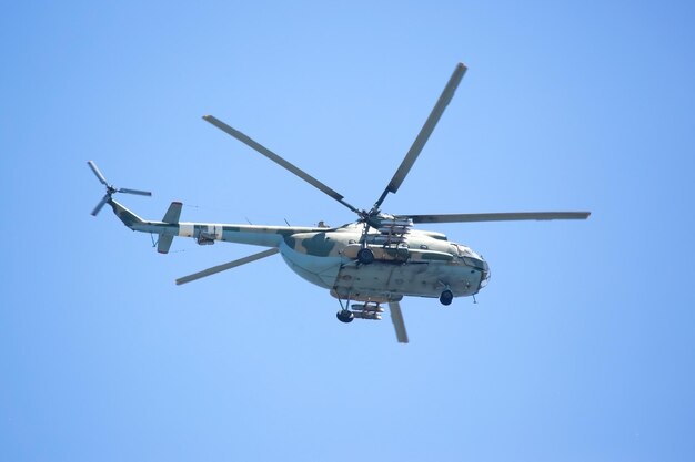 Photo military helicopter flies in the sky air transport