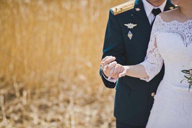 Foto il militare sta abbracciando la sua sposa 8833