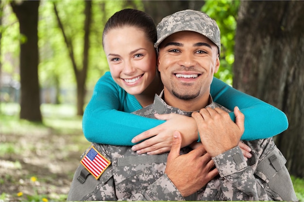 Foto militare e bella donna che si abbracciano