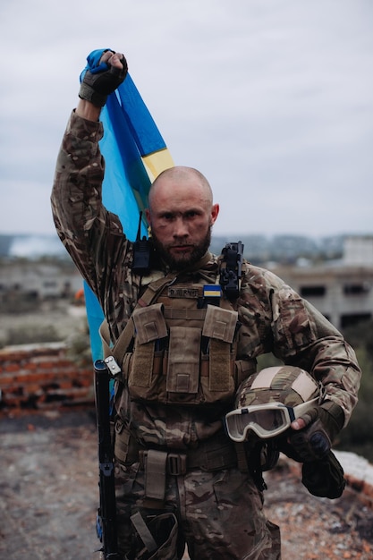 軍人はウクライナの旗を保持しています ウクライナの擁護者の肖像画