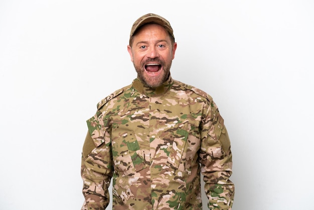 Militare uomo isolato su sfondo bianco con espressione facciale sorpresa