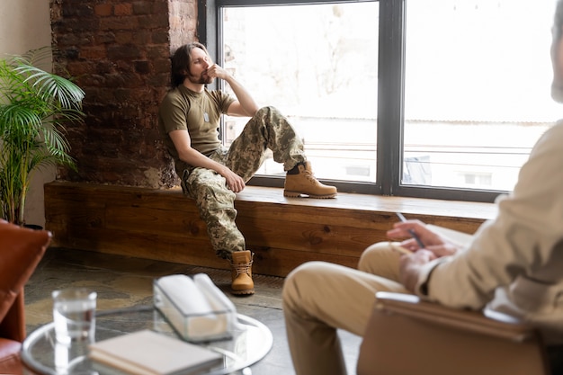 Foto militare che soffre di disturbo da stress post-traumatico