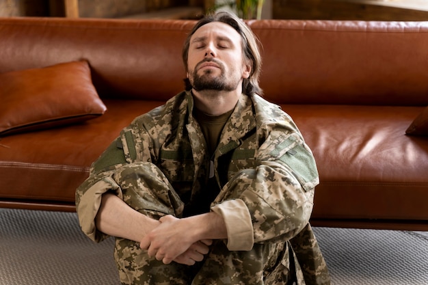 Photo military man suffering from ptsd