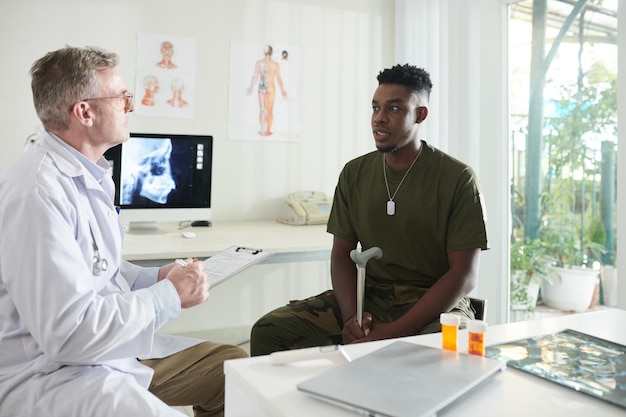 Photo military man visiting doctor