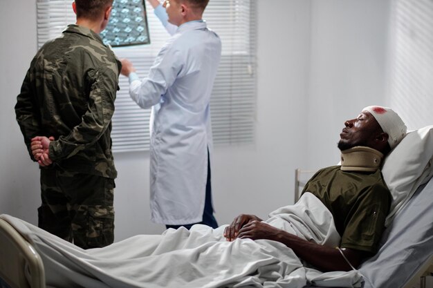 Photo military man with bleeding wound