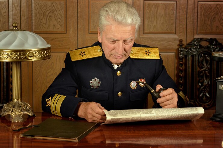 Photo military mature general at the table with newspaper