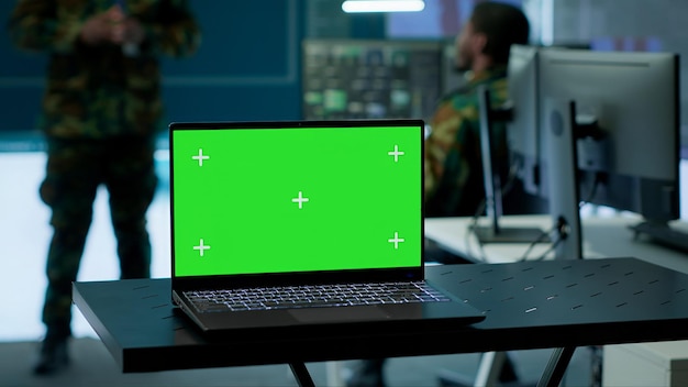 ハイテクオペレーションルームでサイバーセキュリティ作戦を指揮する軍官