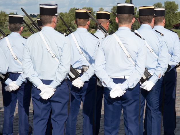 フランス建国記念日の儀式中の軍事パレード