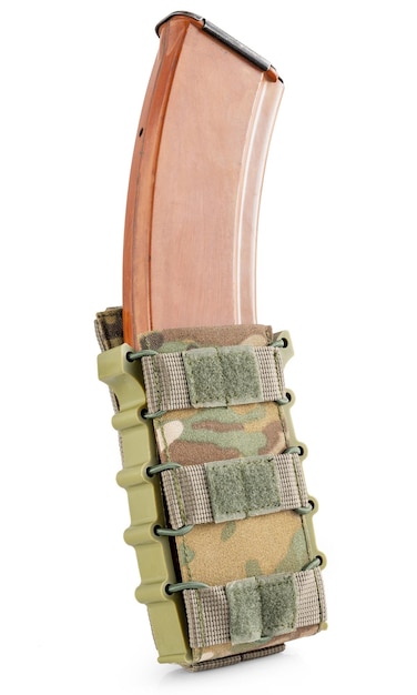 Фото Военная сумка в многокамерном камуфляже с магазином пуль внутри на белом фоне