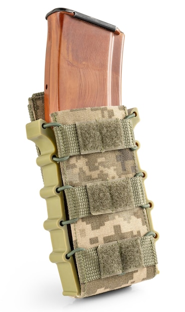 Военная сумка в пиксельном камуфляже с магазином пуль внутри на белом фоне