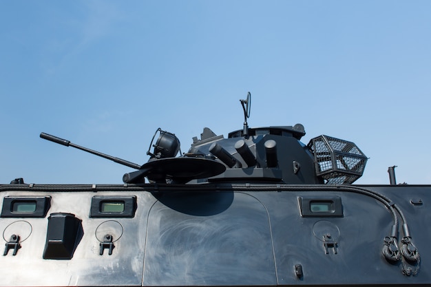 Foto carro armato militare sulla parte superiore in colore nero.