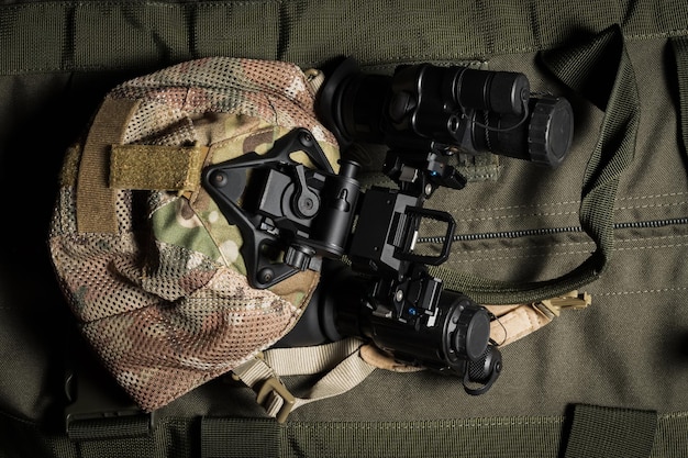 ナイトビジョン装置と熱画像機が付いている軍事技術キャップ