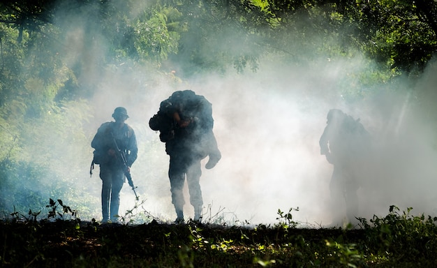 Thailandia militare: soldato thailandese tenendo la pistola in uniforme dell'esercito completo.