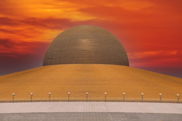 Miljoen gouden Boeddha-beeldje in Wat Phra Dhammakaya tegen een rode hemel Boeddhistische tempel in Bangkok Thailand