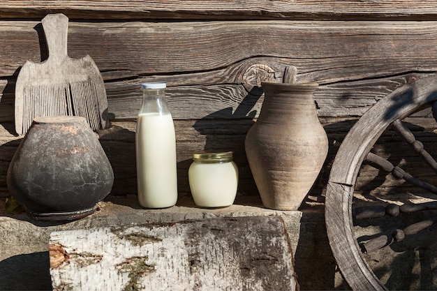Фото Молоко и сметана винтажный интерьер, старинная деревенская посуда и посуда.
