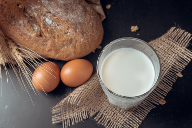 Молоко и хлебобулочные изделия