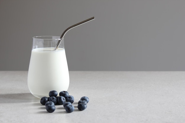 식탁 위의 우유와 블루베리 완전채식 또는 채식 우유 야채 우유 건강한 음식 개념