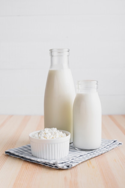 Foto bottiglie di latte con formaggio fresco