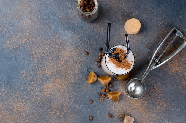 밀크 초콜릿 칵테일 또는 우유가 든 차가운 휘핑 커피