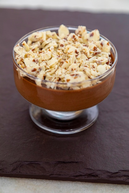 Mousse al cioccolato al latte con scaglie di cioccolato.