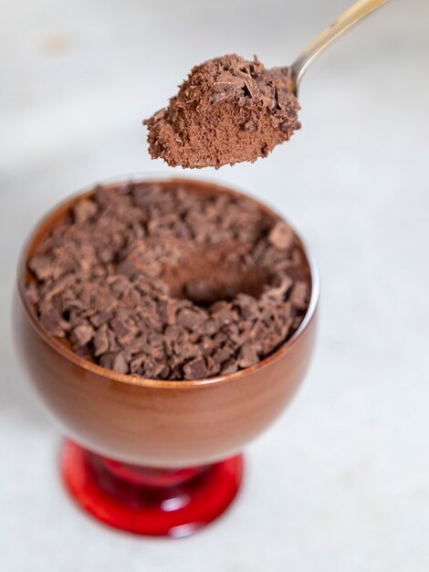 Photo milk chocolate mousse with chocolate shavings