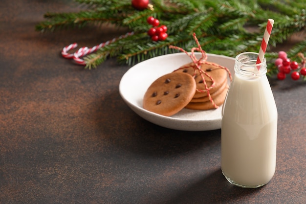 サンタのための牛乳とクリスマスのクッキー