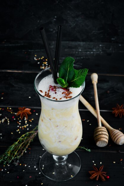 Cocktail al latte con banana e menta. vista dall'alto. spazio libero per il tuo testo. stile rustico.