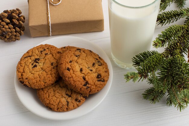 クリスマスツリーの下のサンタクロースのミルクとクッキー