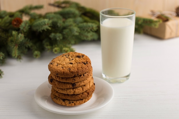 クリスマスツリーの下のサンタクロースのミルクとクッキー