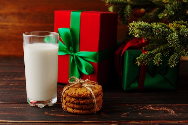 クリスマスツリーの下のサンタクロースのミルクとクッキー