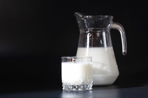 Bevanda al latte in un bicchiere. latte e biscotti della fattoria. deliziosa merenda con latte vaccino e pasticceria fresca.