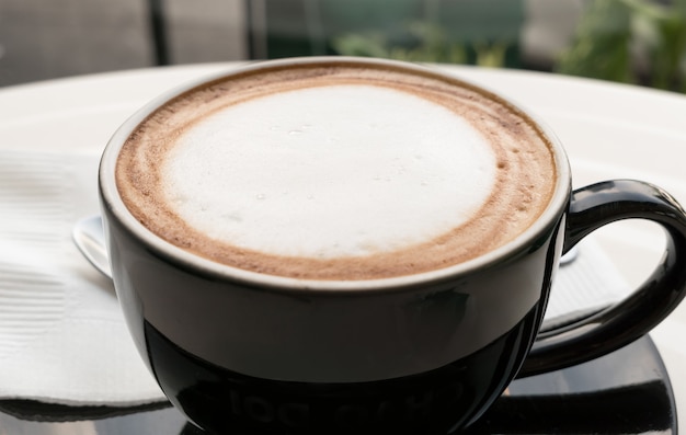 Foto schiuma di latte in cima alla tazza di caffè.