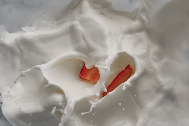 우유와 과일 튀는 파도 격리 된 흰색 배경