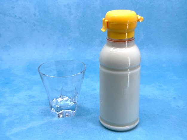 世界のミルクの日の写真のためのガラスまたはボトルのミルク