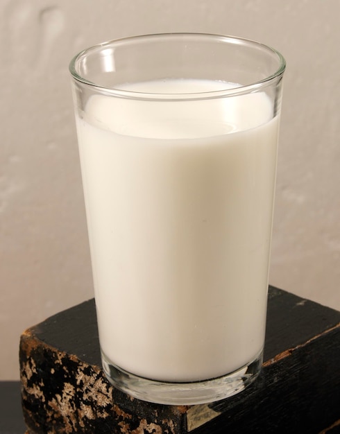MILK AND GLASS ホワイト写真